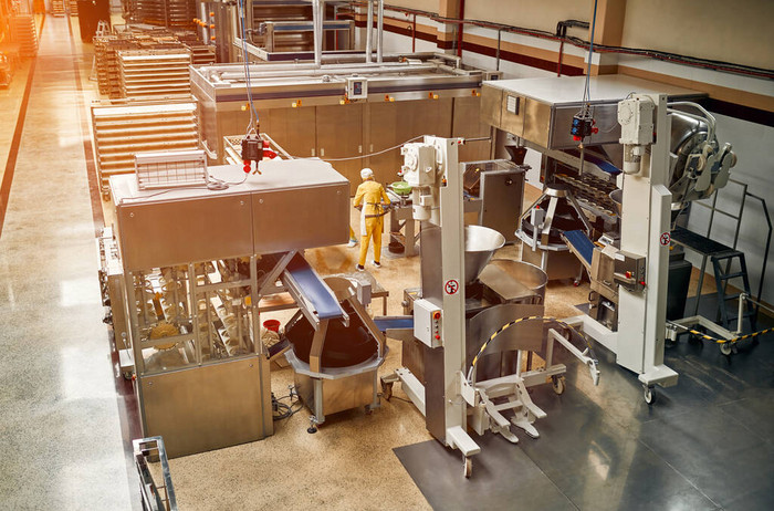 面包烘焙食品制造厂。食品加工厂、生产线的现代化。装配线上烘焙产品的工业生产.食品制造厂的技术和机械.