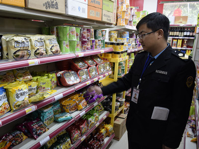 汉源县食品药品监督管理局 对校园内食品经营店开展专项检查